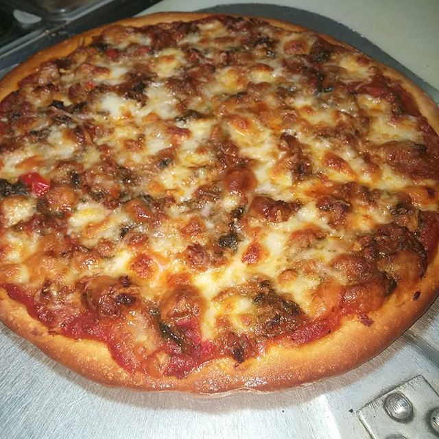 Today's special creation... House made pizza with sweet/Hot Italian sausage & peppers with broccoli rabe topped with fresh mozzarella, provolone and Parmigiano Reggiano... Oh soooooo tasty... #pizza #italiansausage #broccolirabe #parmigianoreggiano - from Instagram